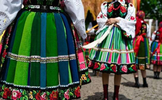 Odkryj różnorodność wzorów i kolorów w folkowej modzie