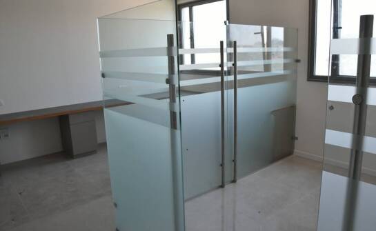 Jakie zasłony na wymiar mogą wpłynąć na estetykę biura?