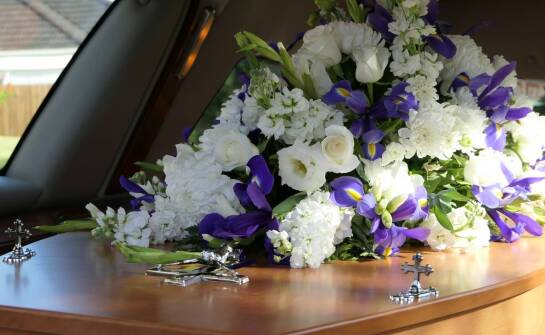 Jakie są możliwości personalizacji usług związanych z transportem zwłok?