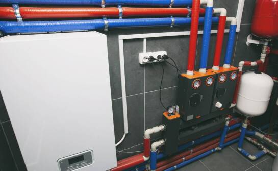 Porównanie systemów podszafkowych i narurowych – co wybrać?