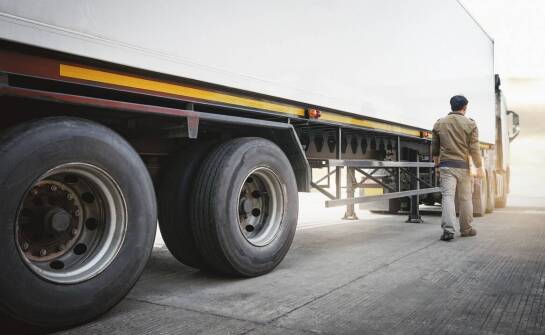 Wsparcie techniczne przy wynajmie naczep – co warto wiedzieć?