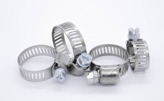 Jak precyzyjna produkcja wpływa na jakość obejm do rur?