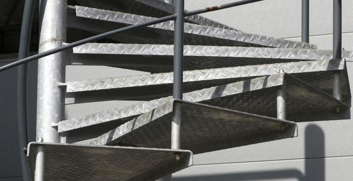 Jak proszkowe malowanie może zmieniać wygląd i funkcjonalność metalowych schodów?