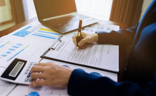 Jak profesjonalne podejście do kontroli umów dotyczących mediów podnosi standardy zarządzania?