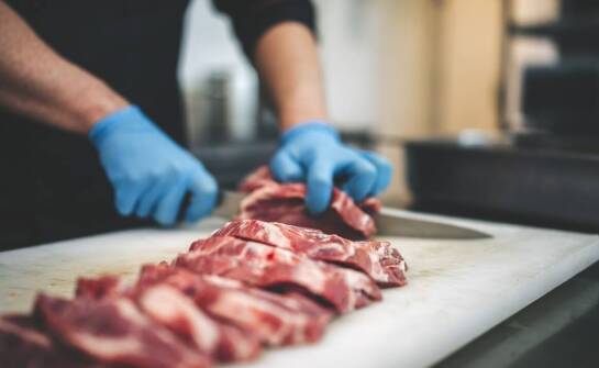 Jakie funkcje pełnią rzeźnicze noże w procesie produkcji wędlin?