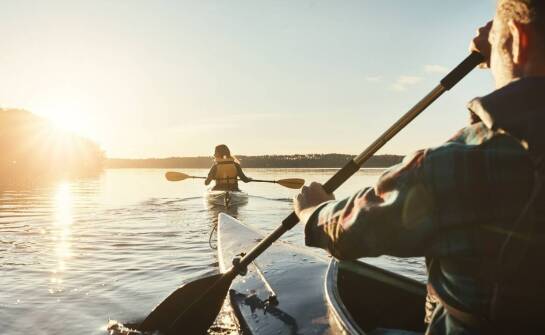 Jakie czapki i przeciwsłoneczne okulary dopełnią strój na kajaki?