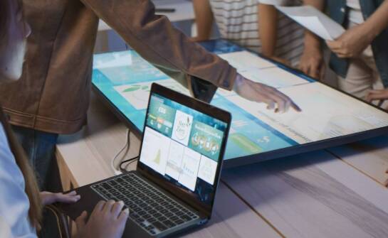 Interaktywne monitory: nowoczesne narzędzie do pracy w biurze