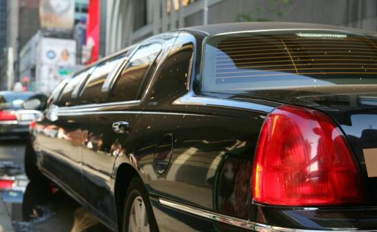 Wynajem premium samochodów: Co oferują nowoczesne limuzyny?