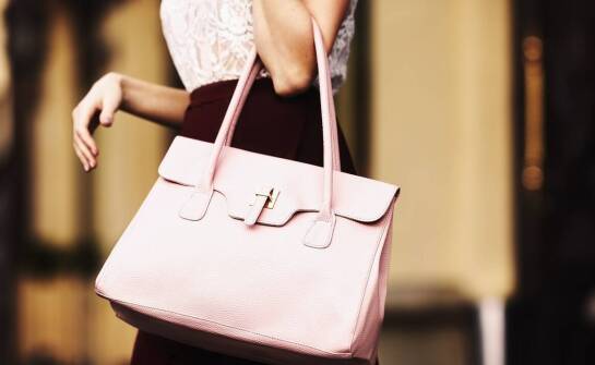 Jak wybrać idealną damską markową torebkę do codziennych stylizacji?