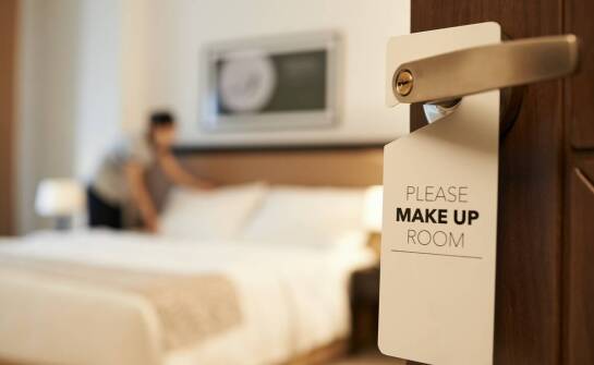 Hotelowa zawieszka na drzwi – wyzwania i możliwości personalizacji