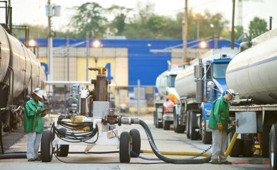 Korzyści z hurtowej sprzedaży paliw dla budowlanych przedsiębiorstw