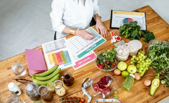 Rola dietetyka w przygotowaniu do ciąży – jakie zmiany w diecie warto wprowadzić?