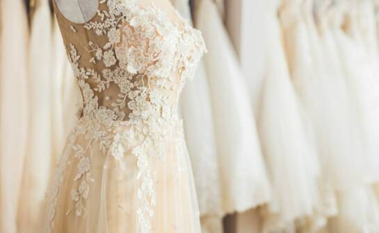 Delikatne suknie ślubne z aplikacjami – subtelna elegancja na wyjątkowy dzień