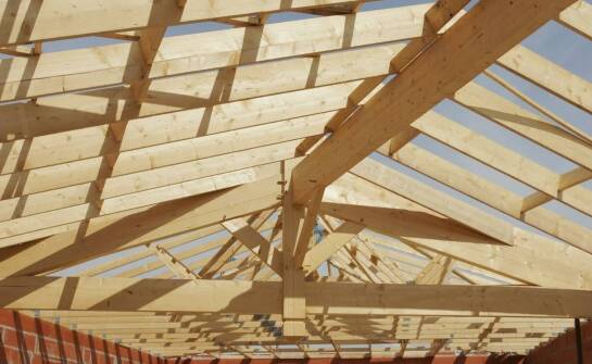 Wybór między wiązarami a tradycyjną więźbą – co jest bardziej opłacalne?