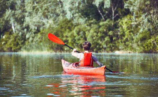 Strój na kajaki a termiczny komfort – co wybrać na długie spływy?