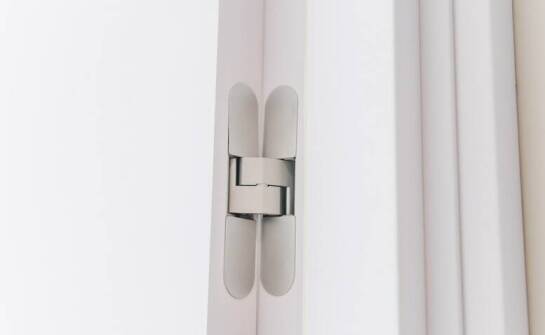 Jak boczna listwa wpływa na estetykę harmonijkowych drzwi?