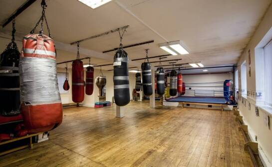 Wybór sprzętu do boksu: co powinno znaleźć się w zestawie dla nowicjusza?