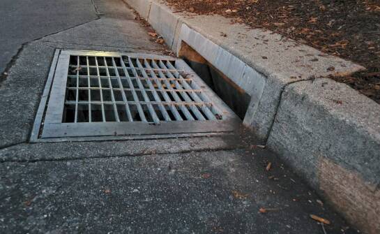 Podłużna kratka ściekowa a zarządzanie wodami opadowymi