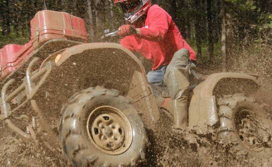 Wpływ oddychających materiałów na komfort noszenia spodni do jazdy na quadzie