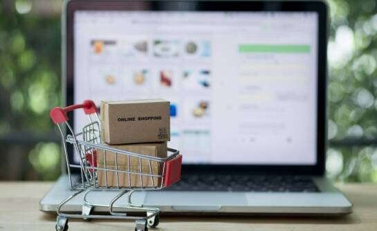 Dlaczego warto zwrócić uwagę na koszty dostawy podczas zakupów online?