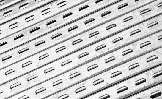 Różnorodność wzorów perforacji w kwasoodpornych blachach – co oferuje rynek?