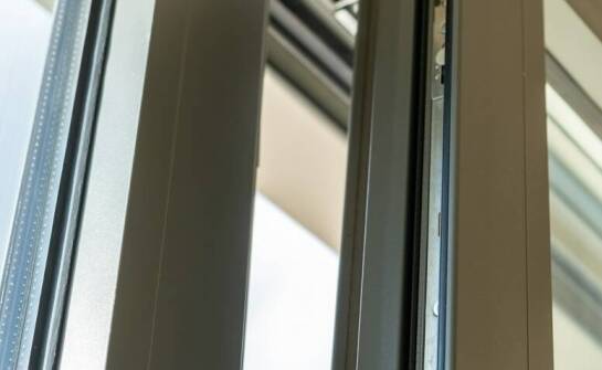 Technologia uchylnych okuć w kontekście energooszczędności