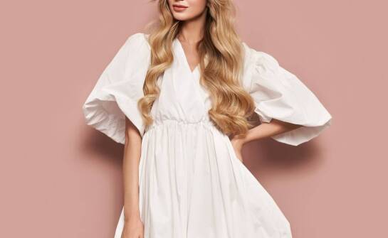 Modowe inspiracje: sukienka w pudrowym brudnym różu na wieczorne wyjścia