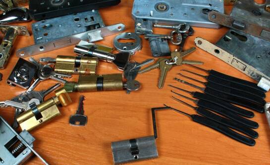 Czy zestaw do otwierania auta znajduje zastosowanie przy produkcji drewnianych łóżek?