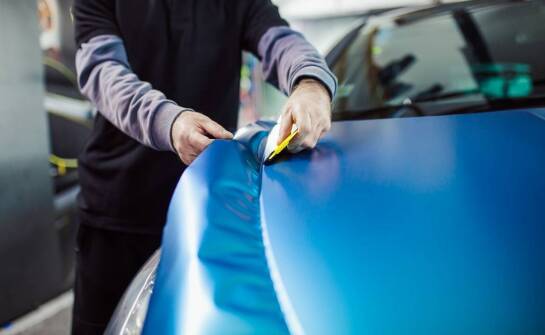 Ile kosztuje oklejenie samochodu fluorescencyjną folią?