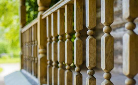 Jak jakość drewna wpływa na trwałość i estetykę drewnianych balustrad?