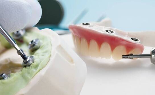 Nowoczesne podejście do protetyki – jak zaawansowane technologie poprawiają komfort użytkowania?