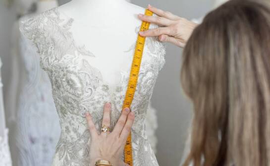 Suknia dla mamy weselnej szyta na miarę w Krakowie – jak zapewnić idealne dopasowanie?