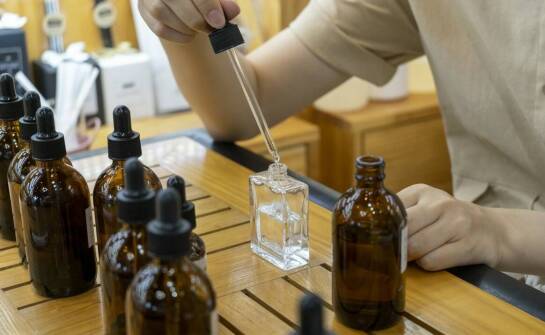 Znaczenie współpracy z zespołem ekspertów w procesie produkcji własnych perfum.