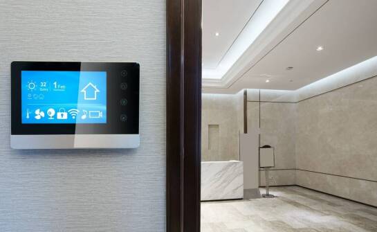 Nowoczesne technologiczne rozwiązania w hotelach – co czeka na gości?