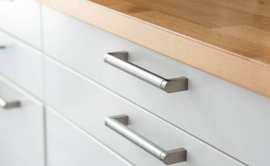 Jak czarne uchwyty do szklanych półek wpływają na wygląd Twojej kuchni?