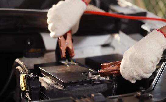 Jak minusowa klema może poprawić efektywność akumulatorów w pojazdach golfowych?