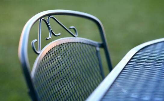 Zastosowanie nowoczesnych materiałów odpornych na warunki atmosferyczne w produkcji mebli