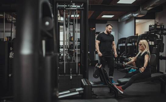 Optymalizacja kosztów jako sposób na zmniejszenie zadłużenia w klubach fitness.