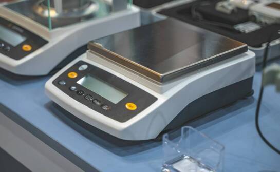 Jakie akcesoria są niezbędne do efektywnego korzystania z wag sklepowych?