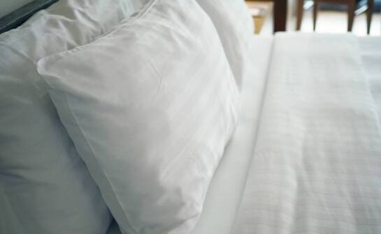 Pościel z prześcieradłem – jakie materiały zapewniają najlepszy komfort?