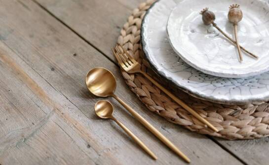 Stylowe orientalne podkładki z juty jako element jadalni