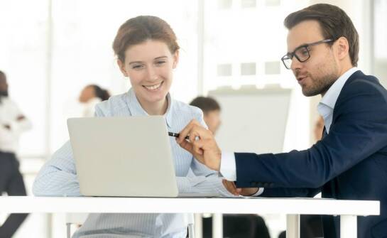 Rola online szkoleń BHP w integracji nowych pracowników z zespołem