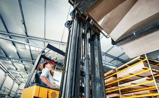 Elektryczny podnośnik towarowy jako element modernizacji zakładu produkcyjnego