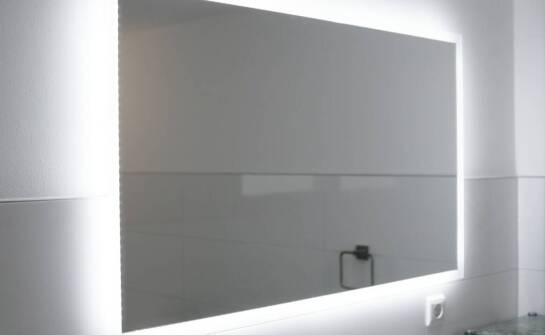 Funkcjonalność i estetyka – wybór oświetlenia do małych łazienek