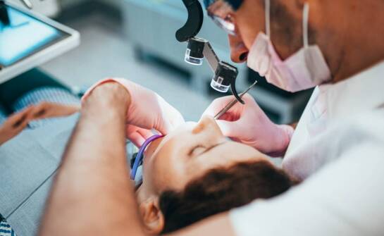 Jak mikroskop wpływa na precyzję leczenia protetycznego?