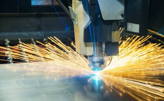 Cięcie CNC: innowacyjne technologie w produkcji seryjnej i jednostkowej