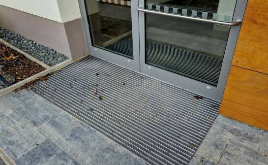 Odporność zewnętrznych drzwi na warunki atmosferyczne – co oferuje producent