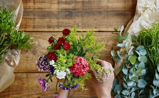 Jak bukiety z paproci wpisują się w dekoracyjne eko-trendy?