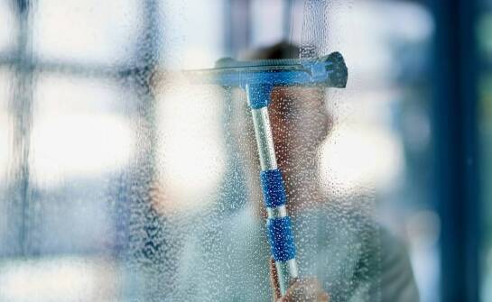 Innowacyjne metody mycia sklepowych witryn dla perfekcyjnej przejrzystości