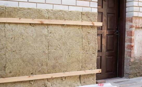 Jak wejściowe drzwi wpływają na energetyczną efektywność budynku?